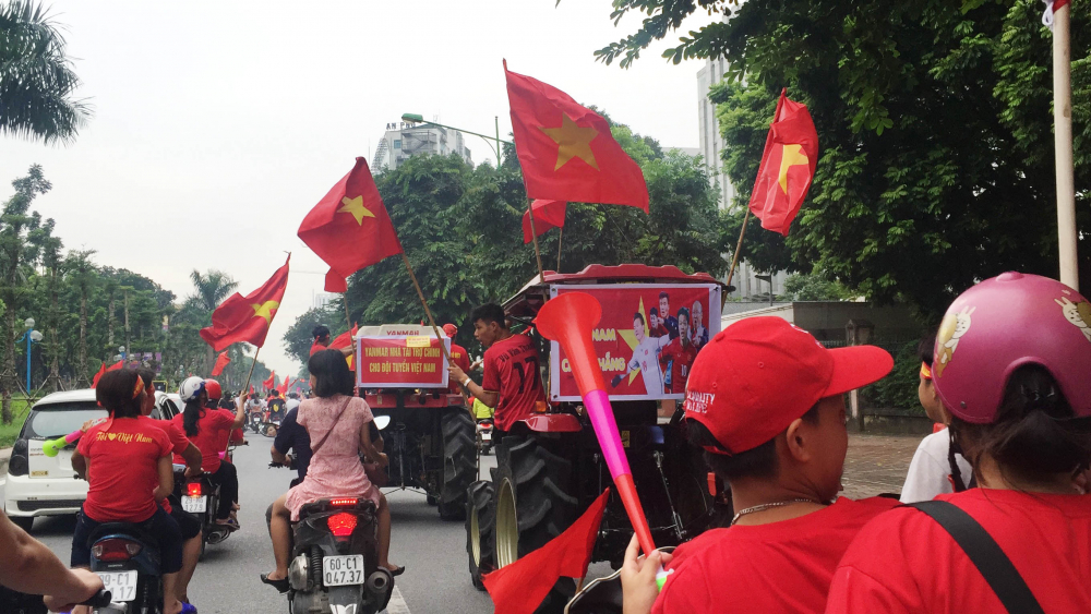 Khi đến đường dẫn vào sân vận động Mỹ Đình đoàn máy kéo được nhiều người chào đón nồng nhiệt.