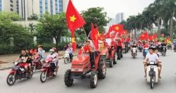 Dàn máy kéo "khủng" đổ ra đường chào đón U23 Việt Nam về nước
