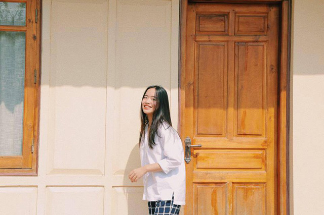 Tô Khánh Hạ - Lớp 12 chuyên Nga từng là diễn viên Gala HAT 2017, Phó Chủ tịch Green - Hanoi Amsterdam 2018, thành viên ban Nội dung CLB Green - Hanoi Amsterdam 2017, Trưởng ban Diễn CLB Hanoi - Ams Art Team 2018, Thành viên CLB Lamode 2017 – 2018, trưởng ban tổ chức Camp Blast 2018, Thành viên ban tổ chức Tết Ấm Áp 2017 và 2018, Thành viên ban tổ chức Green Life 2017 và 2018.