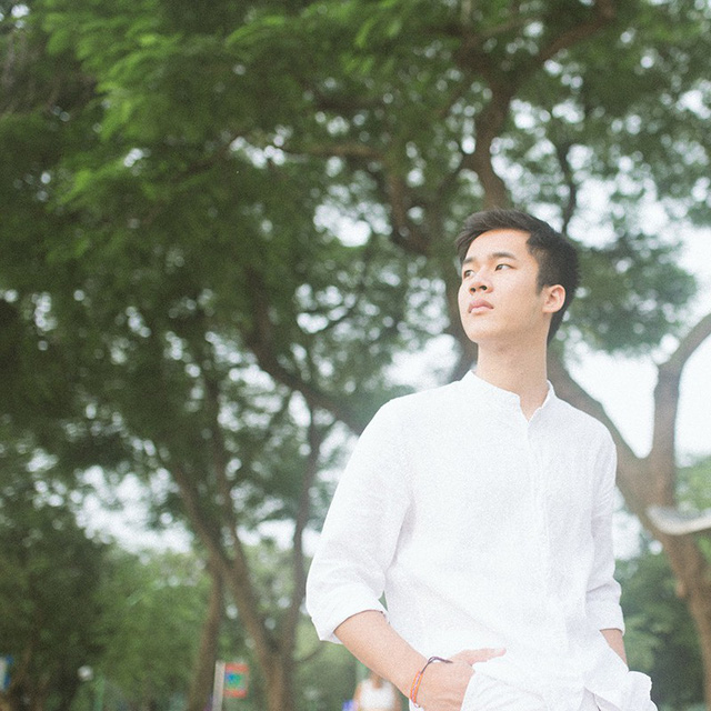 Hà Nhật Minh  - Lớp 12 Địa sở hữu thành tích học tập đáng nể: Giải khuyến khích học sinh giỏi địa cấp quận năm lớp 9, Giải nhì học sinh giỏi địa cấp thành phố năm lớp 9, Giải nhì học sinh giỏi địa cấp thành phố năm lớp 11, Giải nhì cuộc thi tìm hiểu pháp luật cấp thành phố năm lớp 11. Bên cạnh đó, nam sinh cũng là diễn viên chính của gala HAT 2017, phó chủ tịch câu lạc bộ HAT nhiệm kì 2017-2018, đội phó đội bóng rổ của trường nhiệm kì 2017-2018 và là tình nguyện viên Tết ấm áp 2018.