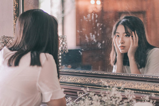 Nữ sinh lớp 12 Anh1 Hoàng Phượng Mai có thành tích Ngoại ngữ rất đáng nể: Giải Nhì HSG Tiếng Anh cấp Thành phố và Giải Nhì Olympic Tiếng Anh Thành phố năm 2017. Bên cạnh đó Phượng Mai còn giành Giải Nhất biểu diễn nhạc cụ dân tộc thành phố.