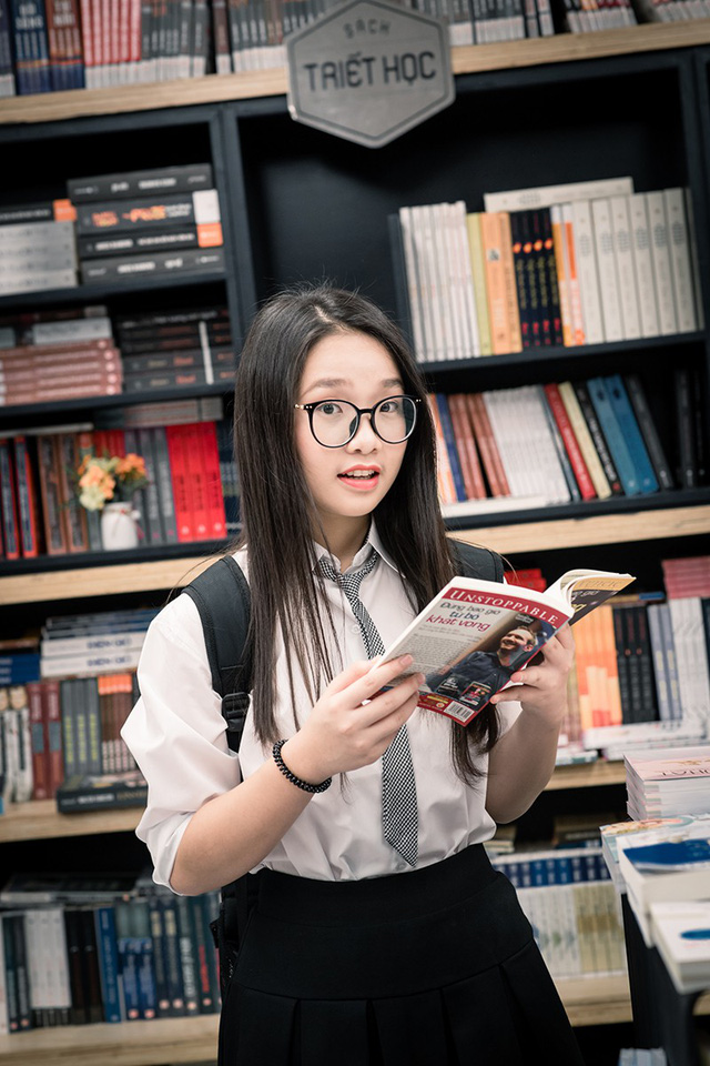 Nữ sinh lớp 11 Toán 1 Vũ Nam Trang Linh từng giành Huy chương vàng kỳ thi Toán học trẻ Quốc tế IMC tại Singapore (năm 2015), Huy chương đồng cuộc thi Giải Toán qua mạng (Violympic) bằng Tiếng Anh (2016), Huy chương Vàng Lãnh đạo trẻ Châu Á tại Singapore 2018, Huy chương bạc cá nhân kỳ thi IYMC tại Ấn Độ (năm 2016), Giải ba kỳ thi HOMC (2016), Giải khuyến khích kỳ thi Toefl Junior cấp quốc gia (năm 2017), Giải nhì môn Toán học sinh giỏi cấp thành phố (năm 2017). Cô cũng là nữ sinh duy nhất vào top 10 bạn điểm cao nhất chuyên Toán THPT Hà Nội - Amsterdam.