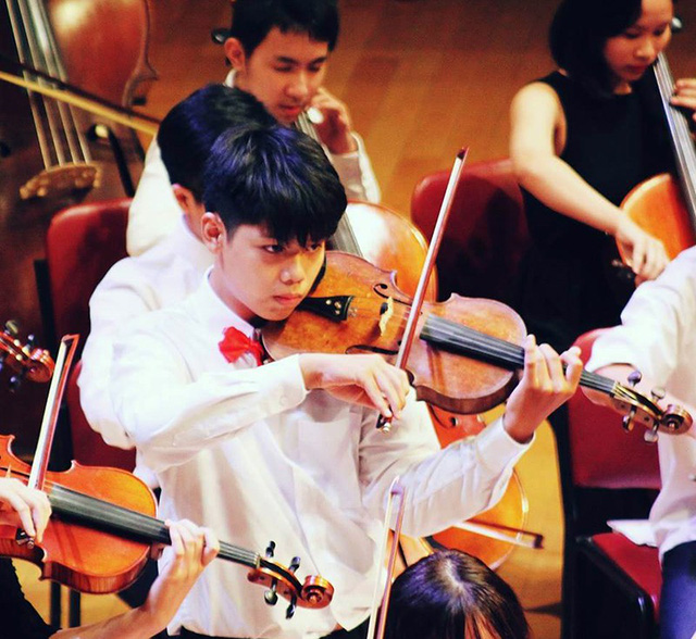 Nam sinh Vũ Quốc Đăng – lớp 12 Nga cũng là sinh viên Học viện âm nhạc quốc gia Việt Nam, là Thành viên dàn nhạc giao hưởng Hà Nội.