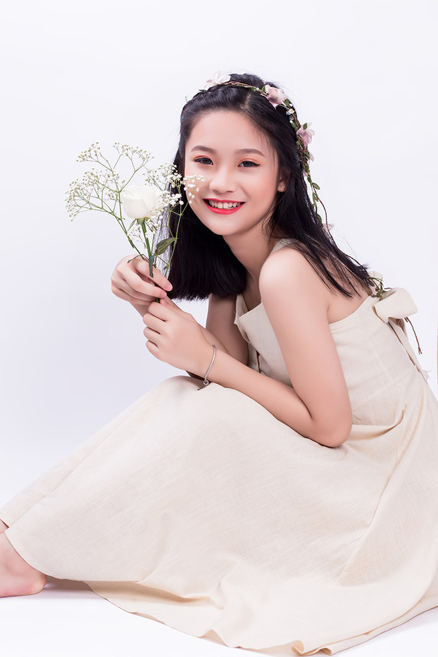 Nguyễn Minh Thy – lớp 11 Lý 1 là nữ sinh thuộc Top 10 thủ khoa Hà Nội, từng tặng hoa đón tiếp Phó thủ tướng Samoa.