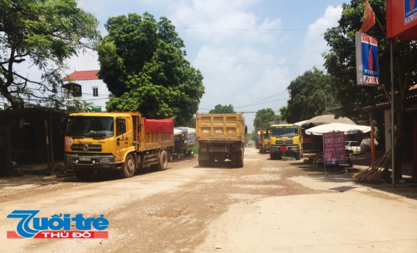 Tỉnh lộ 295 qua huyện Hiệp Hòa đang hư hỏng nặng, một phần do hàng ngày phải gánh chịu hàng trăm thậm chí hàng nghìn lượt xe tải chở đất chạy qua.