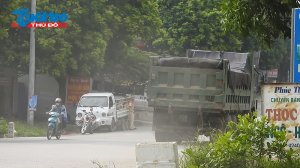 CSGT huyện Hiệp Hòa (Bắc Giang) ngoảnh mặt đi khi thấy xe có biểu hiện quá khổ, quá tải chạy qua?