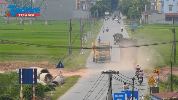 Những xe chở đất được di chuyển từ huyện Tân Yên về Dự án đường Vành đai IV (huyện Hiệp Hòa).