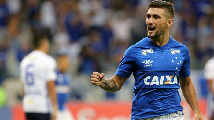 Cú vô lê của Giorgian de Arrascaeta, trận Cruzeiro gặp America Mineiro tại Brazil. Từ quả tạt bên cánh phải, cầu thủ của Cruzeiro bật người lên cao vô lê đưa bóng vào góc cao.