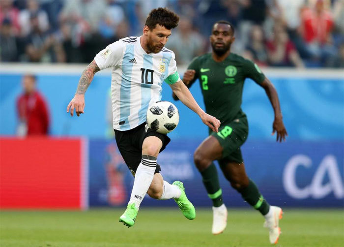 Pha ghi bàn của Messi, trận Argentina gặp Nigeria ở vòng bảng World Cup. Đón đường chuyền dài của đồng đội, M10 vừa chạy nhanh vừa khống chế bóng thành công bằng hai nhịp chạm hoàn hảo trước khi tung cú sút chân phải hạ thủ môn đối phương.