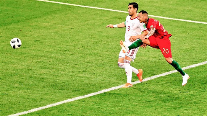 Cú vẩy bóng của Ricardo Quaresma, trận Bồ Đào Nha gặp Iran tại vòng bảng World Cup. Xuất phát từ cánh phải, ngôi sao Bồ Đào Nha solo đến sát vòng cấm rồi vẩy bóng bằng má ngoài chân phải sở trường tạo thành một đường cong đẹp mắt làm tung lưới Iran.