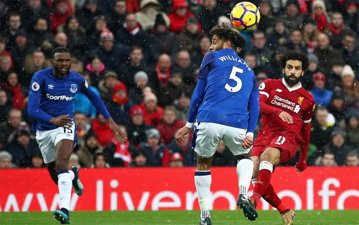 Cú cứa lòng của Mohamed Salah, trận Liverpool gặp Everton tại Anh. Sau pha solo qua hai hậu vệ bên cánh phải, ngôi sao Ai Cập xâm nhập vòng cấm rồi cứa lòng chân trái đưa bóng vào góc cao khung thành Everton.