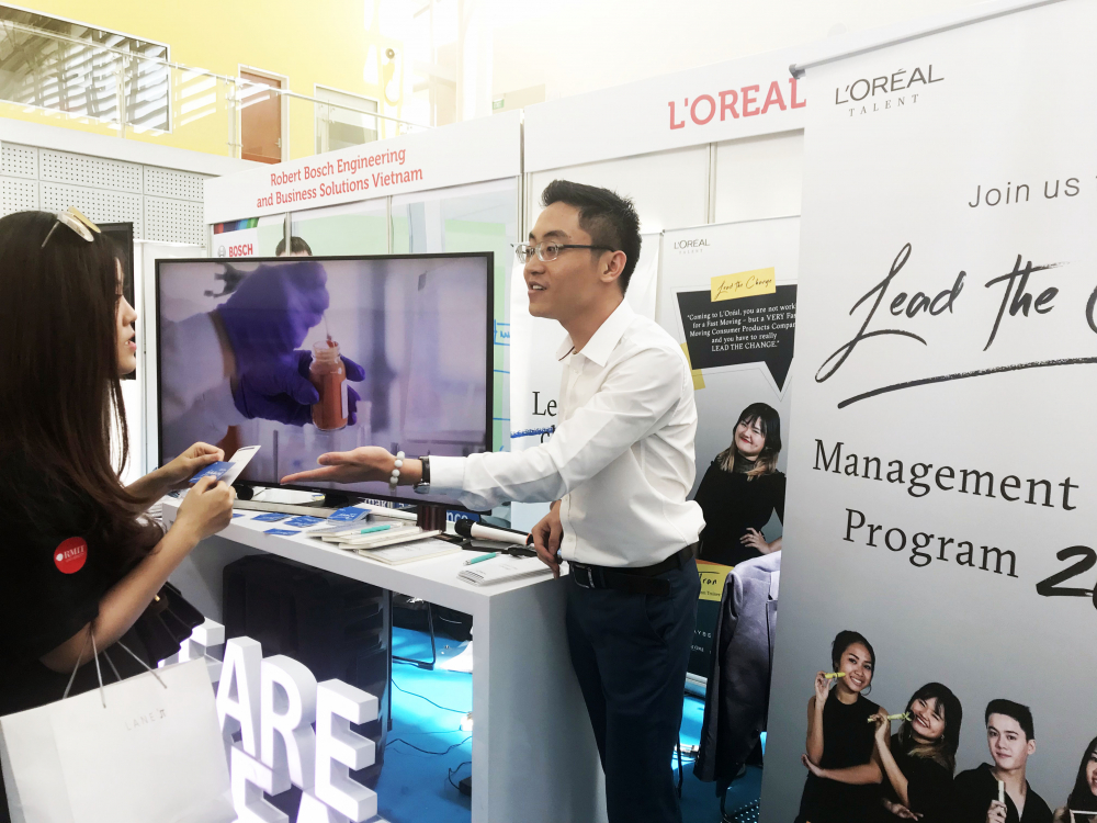 Ông Lê Trần Quốc Thái, Trưởng phòng Tuyển dụng nhân tài L’Oréal Vietnam, tư vấn cho sinh viên