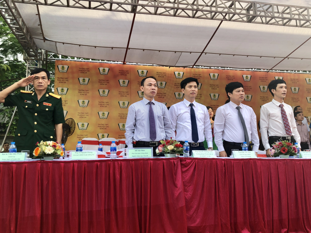 Đồng chí Ngô Văn Quý, Phó Chủ tịch UBND TP Hà Nội cùng các đồng chí cán bộ ngành Giáo dục Thủ đô, Sở GD&amp;ĐT làm lễ chào cờ