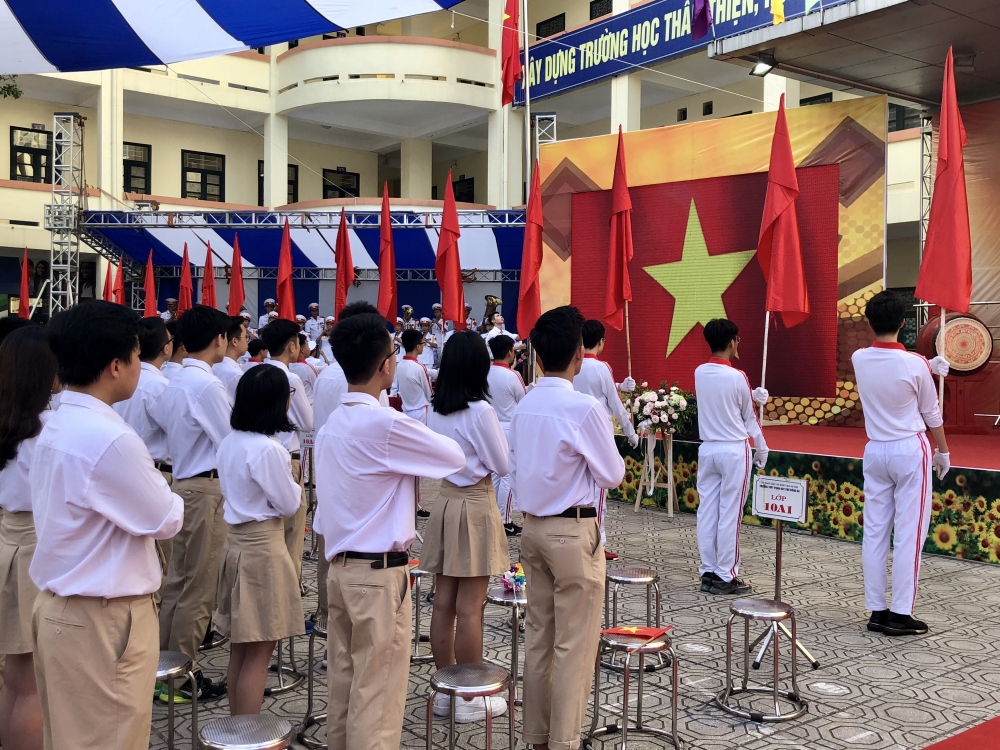 Các em học sinh trường THPT Phan Huy Chú - Đống Đa làm lễ chào cờ