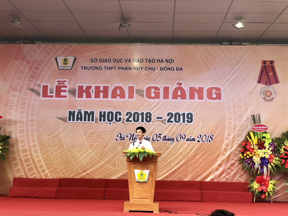 Hiệu trưởng nhà trường - thầy giáo Hà Xuân Nhâm phát biểu chào mừng năm học mới