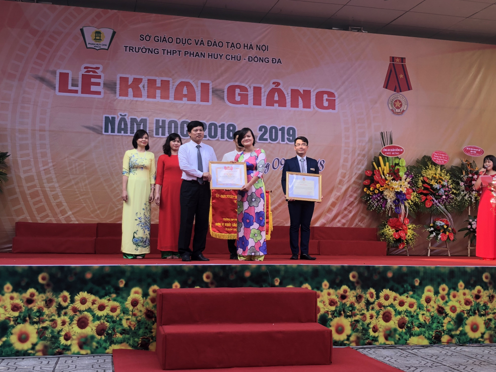 Đồng chí Ngô Văn Quý, TUV, Phó Chủ tịch UBND TP Hà Nội trao cờ thi đua của Thành phố; Bằng khen cho tập thể nhà trường và các cán bộ, giáo viên có thành tích xuất sắc