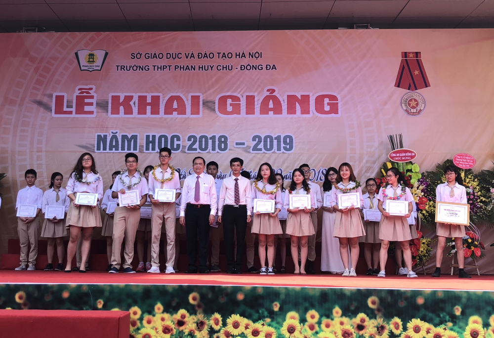 Đồng chí Trần Thanh Mẫn, Bí thư TW Đảng, Chủ tịch UBTW MTTQ Việt Nam trao phần thưởng cho các học sinh xuất sắc