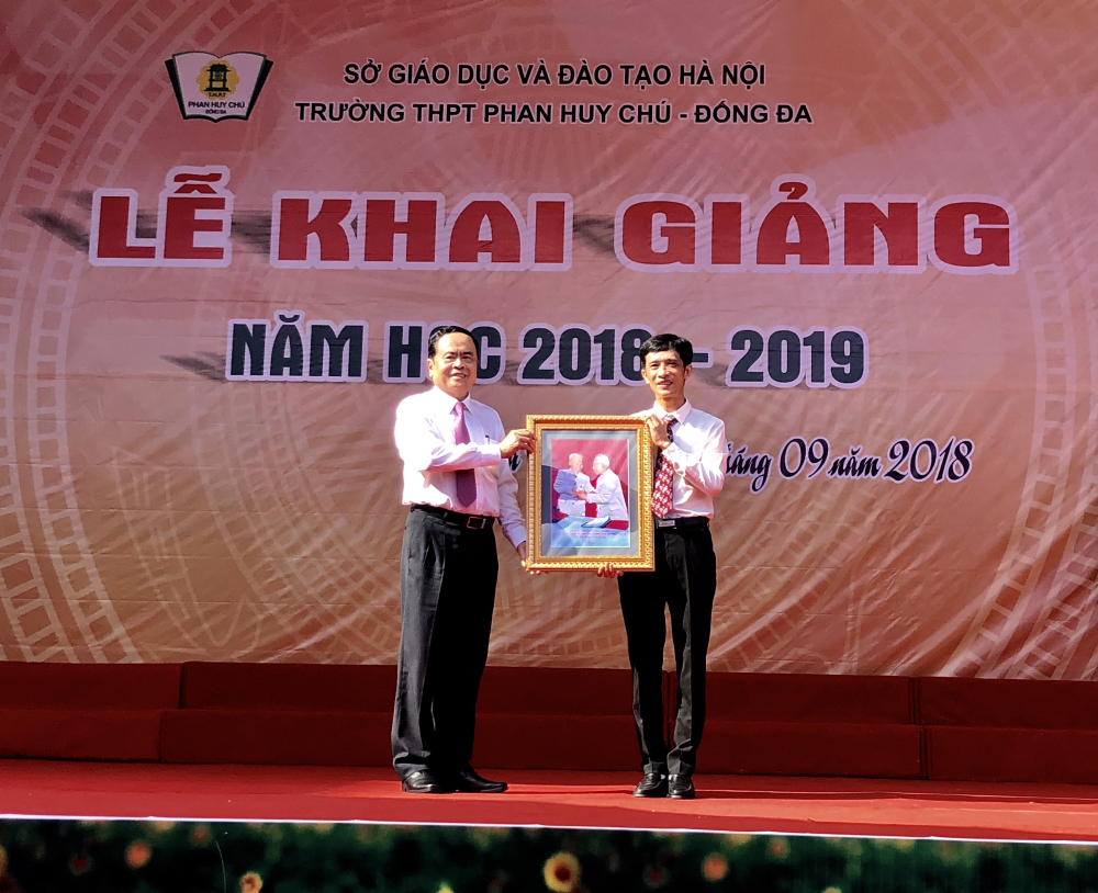 Đồng chí Trần Thanh Mẫn, Bí thư TW Đảng, Chủ tịch UBTW MTTQ tặng quà lưu niệm bức tranh