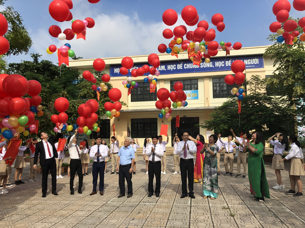 Đồng chí Trần Thanh Mẫn, Bí thư TW Đảng, Chủ tịch UBTW MTTQ Việt Nam; đồng chí Ngô Văn Quý, TUV, Phó Chủ tịch UBND TP Hà Nội cùng các đồng chí đại diện ngành Giáo dục Thủ đô thả bóng bay chúc mừng các em học sinh trường THPT Phan Huy Chú - Đống Đa