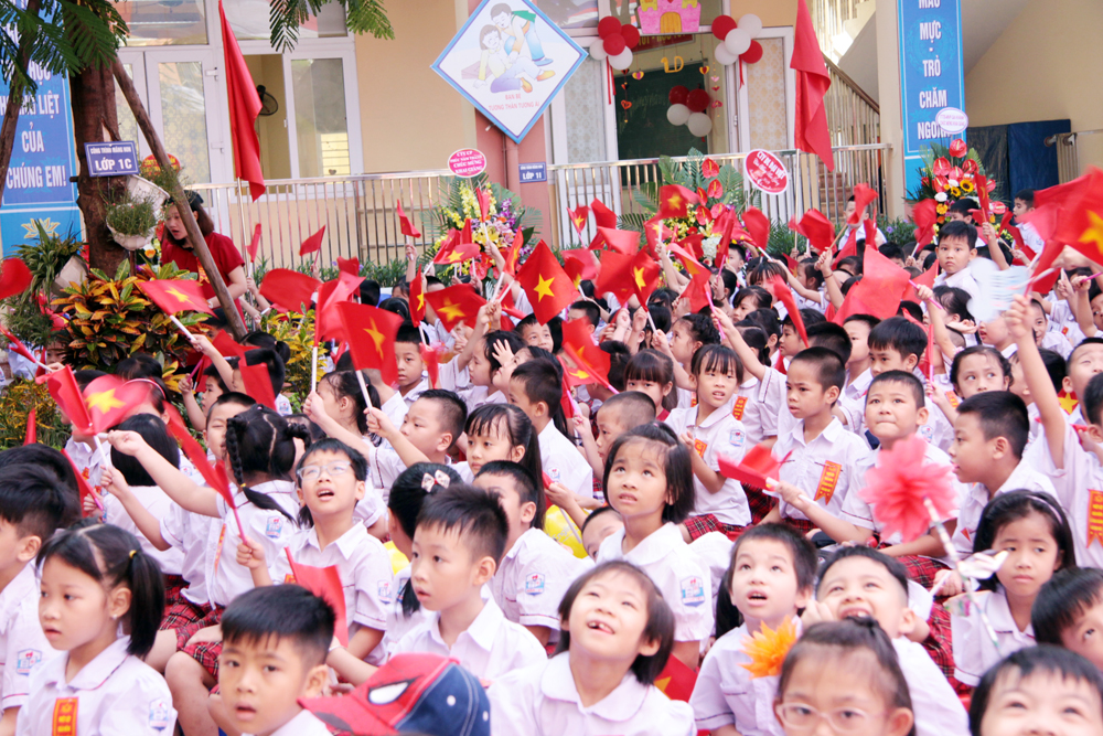 Học sinh trường tiểu học Hoàng Liệt khai giảng năm học mới