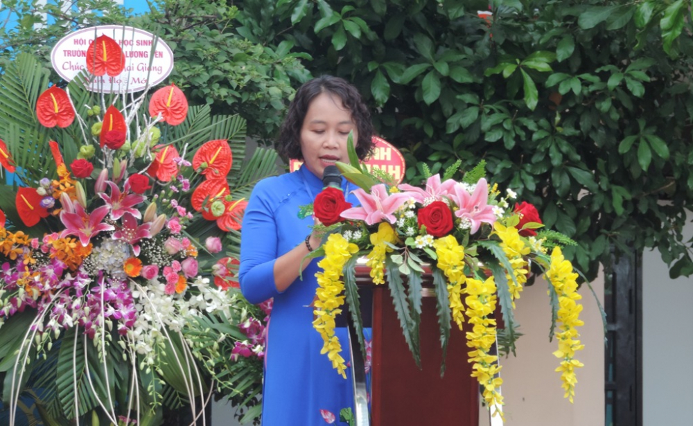 Cô Nguyễn Thị Lan Anh, Bí thư chi bộ, Hiệu trưởng trường Tiểu học Lương Yên đọc diễn văn khai giảng năm học mới