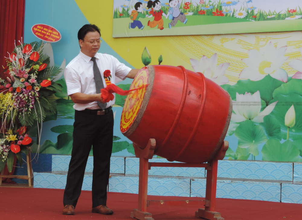 Đồng chí Vũ Văn Hoạt, Phó Chủ tịch Ủy ban nhân dân quận Hai Bà Trưng đánh trống khai giảng năm học mới