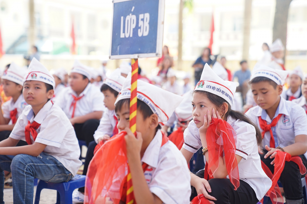 Các đội viên của trường Tiểu học Nam Phương Tiến (Chương Mỹ, Hà Nội) trong ngày khai giảng