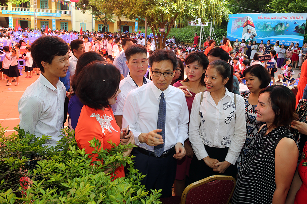 Phó Thủ tướng Vũ Đức Đam dự khai giảng tại trường dạy hoà nhập cho trẻ khuyết tật