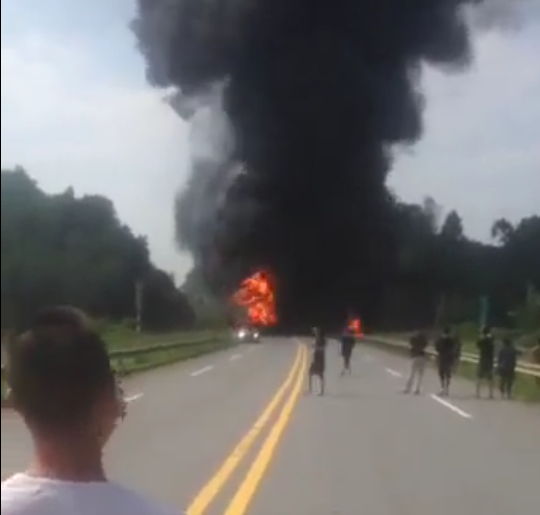 Yên Bái: Xe bồn bốc cháy trên cao tốc Nội Bài - Lào Cai
