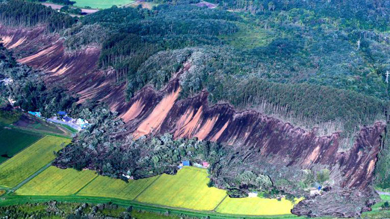 Sau siêu bão Jebi, Nhật Bản lại oằn mình hứng chịu động đất