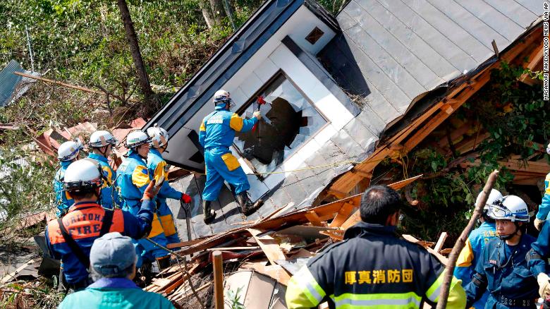 Cảnh sát tìm kiếm những người mất tích tại một ngôi nhà bị hư hại sau động đất tại thị trấn Atsuma
