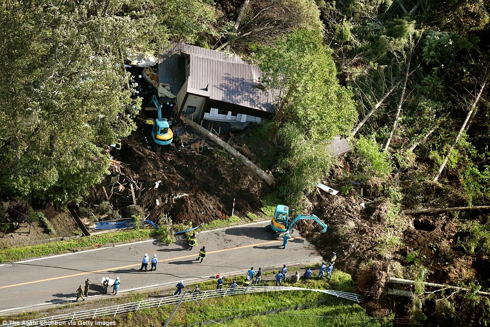 Những vùng nông thôn thưa dân của Nhật Bản cũng bị ảnh hưởng bởi những trận lở đất, hậu quả sau động đất và siêu bão