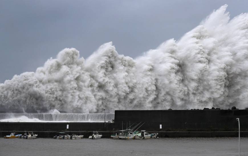 Những con sóng khổng lồ ập vào cảng cá Aki, tỉnh Kochi khi bão Jebi vào Nhật Bản