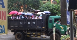 Yên Bái: Điều động xe tải đưa đón học sinh miễn phí đi học qua vùng lũ ở Hưng Khánh