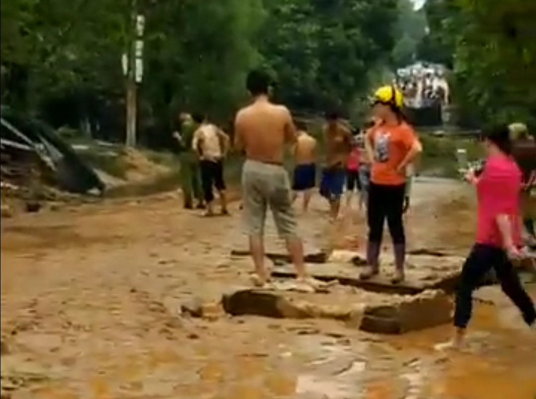 Lào Cai: Hàng vạn mét khổi bùn thải Công ty DAP Lào Cai đổ vào nhà dân