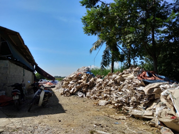 Hoạt động giặt, tái chế bao bì gây ô nhiễm môi trường khiến nhiều người dân bức xúc.