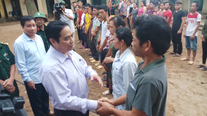 Tại xã Tam Chung, đồng chí Phạm Minh Chính chia sẻ những khó khăn, mất mát, động viên nhân dân sớm vượt qua khó khăn sau cơn lũ lịch sử