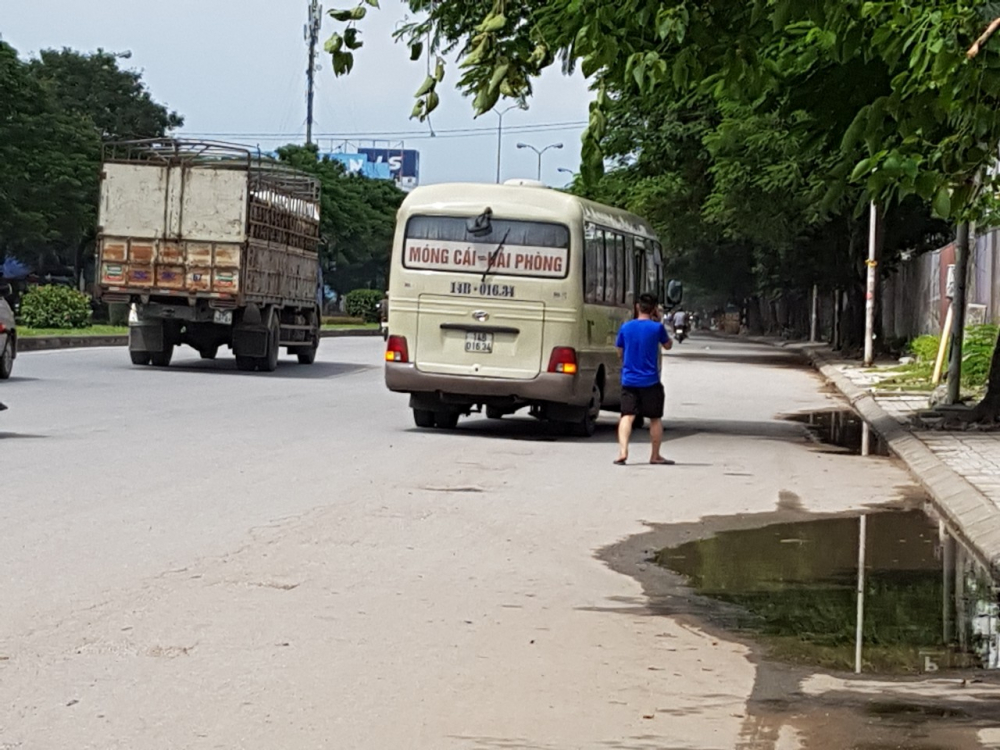 Sáng ngày 1/9/2018 những chiếc xe có gắn biển Móng Cái vẫn ngang nhiên đón khách