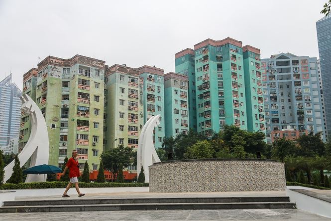Dự án đầu tư xây dựng Công viên hồ điều hòa Nhân Chính do UBND quận Thanh Xuân làm chủ đầu tư với diện tích khoảng 13,2ha, trong đó phần diện tích mặt nước là 8ha. Dự án được khởi công vào tháng 5/2016 với tổng mức đầu tư gần 299 tỷ đồng, từ nguồn vốn ngân sách quận.