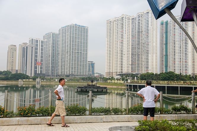 Rất nhiều người dân chuyển tập thể dục từ những sân, bãi nhỏ quanh khu nhà ở ra công viên Nhân Chính.