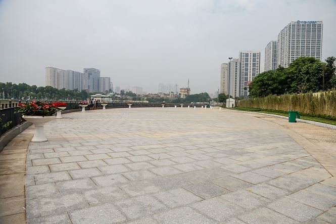 Khoảng sân rộng khiến mọi người thích thú.