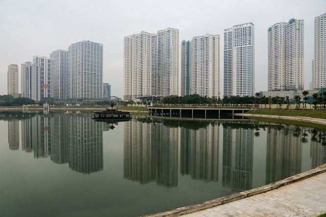 Bủa vây xung quanh công viên là hàng loạt công trình cao ốc, tòa chung cư dày đặc. Những chủ đầu tư này khi bán nhà đều lấy công viên điều hòa Nhân Chính làm điểm nhấn để quảng cáo tính lộ thế của dự án nằm gần công viên.
