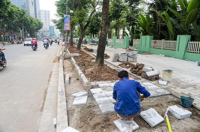Tuy đã đưa vào hoạt động nhưng vỉa hè xung quanh công viên hiện đang được gấp rút lát lại bằng đá tự nhiên.