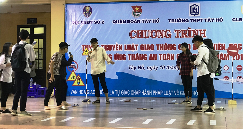 Quận đoàn Tây Hồ tuyên truyền Luật Giao thông