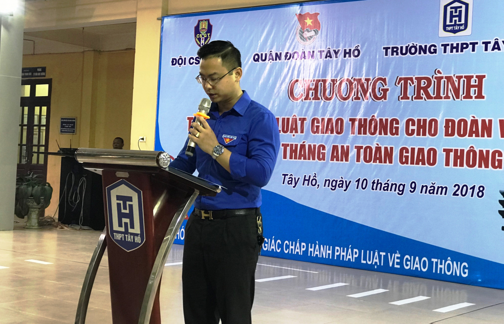 Đồng chí Bùi Thế Cường, Bí thư Quận đoàn Tây Hồ, Hà Nội phát biểu tại chương trình