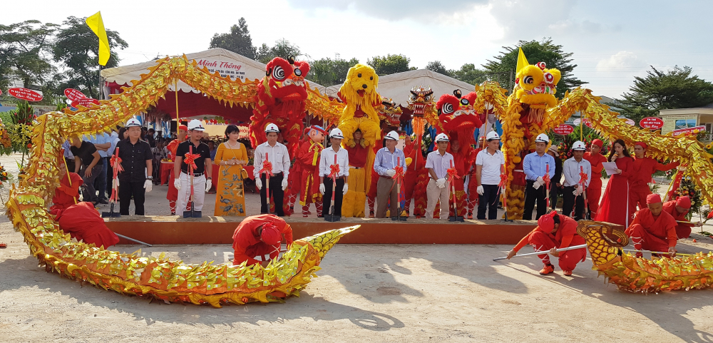 Đại diện chính quyền địa phương và Chủ đầu tư chuẩn bị nghi thức Lễ động thổ.