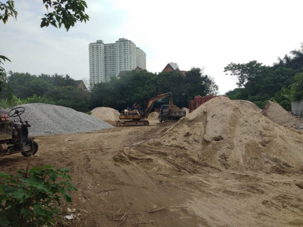 Tại thời điểm ngày 12/9/2018 vẫn còn nhiều đống cát xây dựng với khối lượng lớn; gạch, đá cũng được tập kết tại đây với số lượng lớn; có nhiều xe công nông, xe tải chở cát, gạch ra vào bãi tập kết.