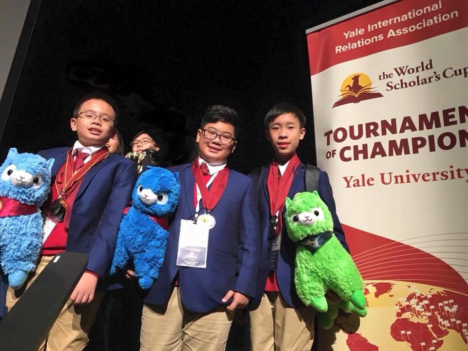 Tử Minh (ngoài cùng bên phải) cùng những người bạn của mình tại Vinschool tham gia Vòng Chung kết Thế giới Cuộc thi The World Scholar’s Cup 2017 - Đại học Yale, Hoa Kỳ.