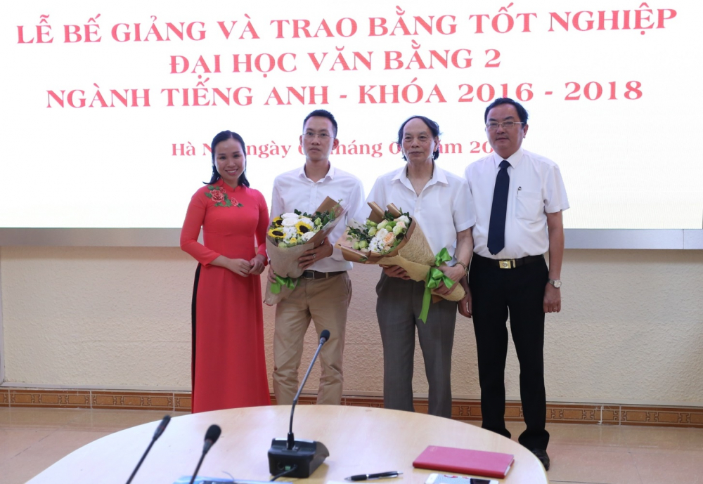 Đại diện các tân cử nhân tặng hoa đại diện lãnh đạo Trường Đại học Kinh doanh và Công nghệ Hà Nội và Trường Trung cấp Quốc tế Kinh tế - Kỹ thuật Hà Nội.