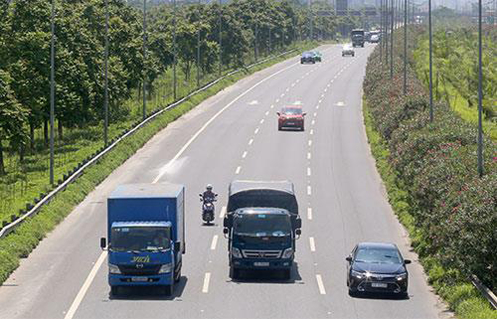 Hà Nội: Tước phù hiệu của hơn 140 ô tô do vi phạm tốc độ